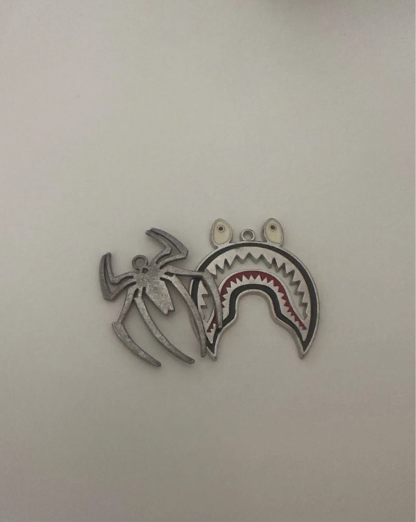 Pingentes y2k Bape / Spiderman